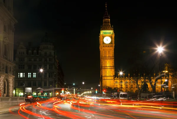 Verkeer in nacht Londen, uk — Stockfoto