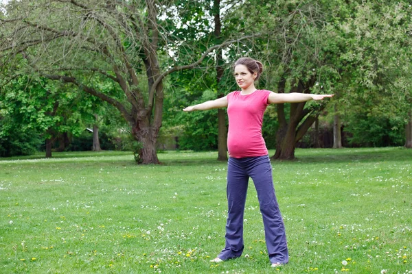 Kobieta w ciąży w parku — Zdjęcie stockowe