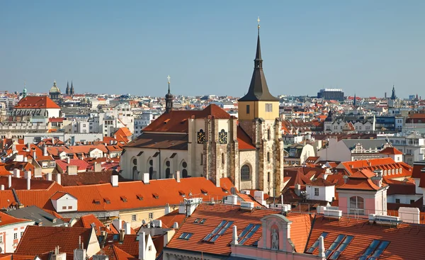 Rött tak i gamla stan, Prag — Stockfoto