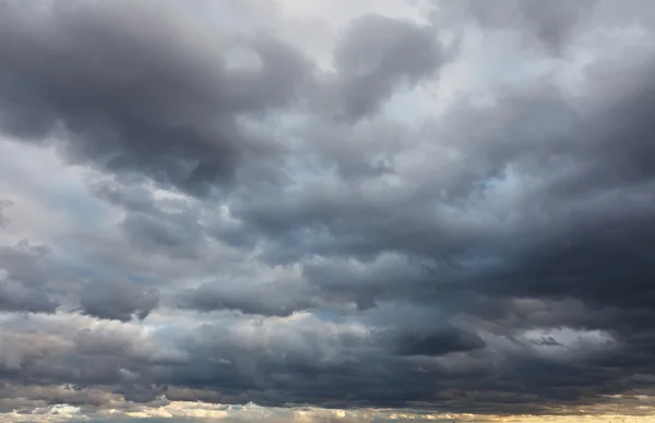 ท้องฟ้าที่มีพายุ — ภาพถ่ายสต็อก