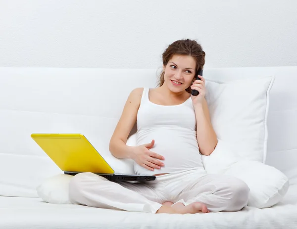 Unga gravid kvinna tala i telefon — Stockfoto