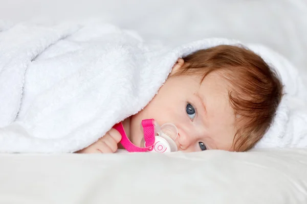 安静時の赤ちゃんの肖像画 — ストック写真