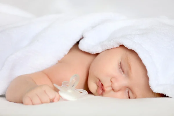 Slapende babymeisje — Stockfoto