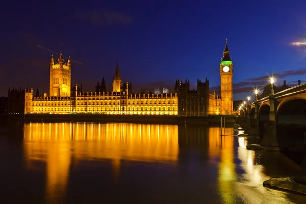 Big ben a domy parlamentu v noci — Stock fotografie