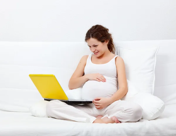 Fiatal terhes nő, egy laptop노트북으로 젊은 임산부 — 스톡 사진