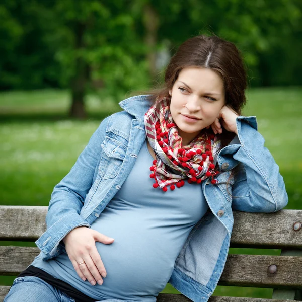 Mujer embarazada relajándose en el parque — Foto de Stock