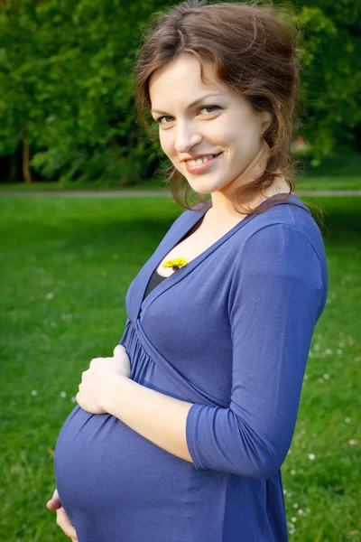 Terhes nő a parkban — Stock Fotó