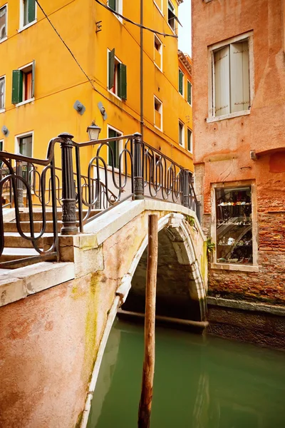 Небольшой мост в Венеции — стоковое фото