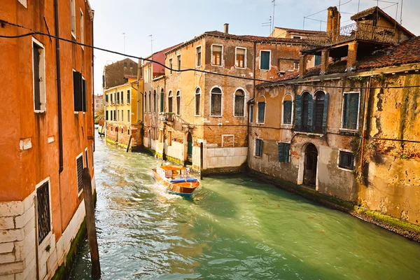 Kanał w Wenecji, oświetlony przez światło słoneczne — Zdjęcie stockowe