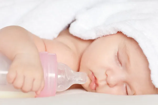 Bébé endormi avec bouteille — Photo