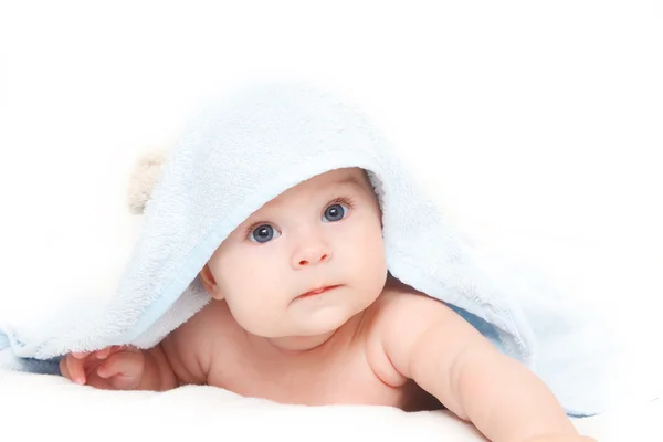 Bebê bonito com toalha — Fotografia de Stock