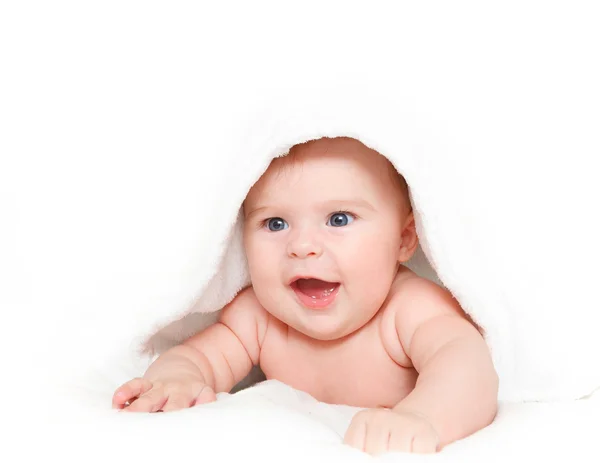 Skrattande bebis med handduk — Stockfoto