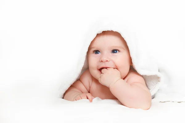 Laughing baby met handdoek — Stockfoto