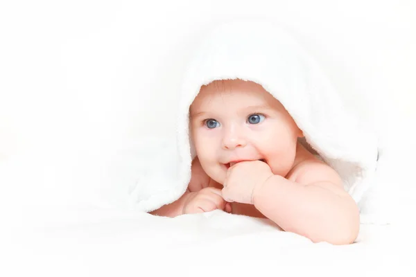 Söt baby med handduk — Stockfoto