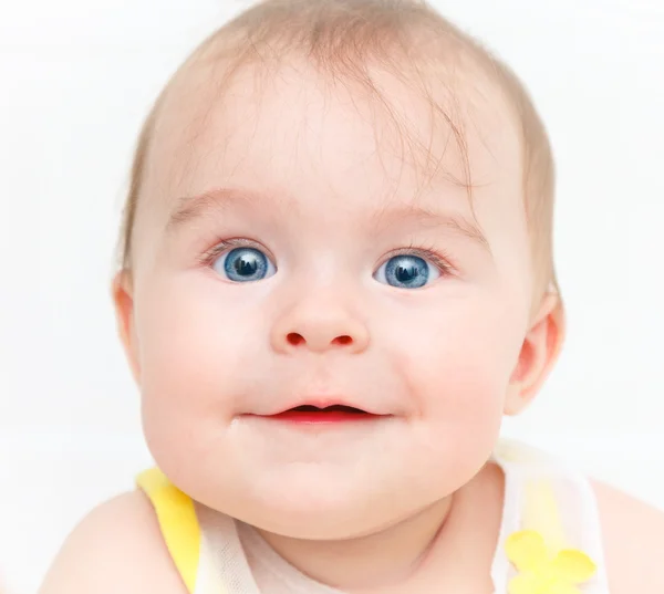 Bayi perempuan tersenyum terisolasi di atas putih — Stok Foto