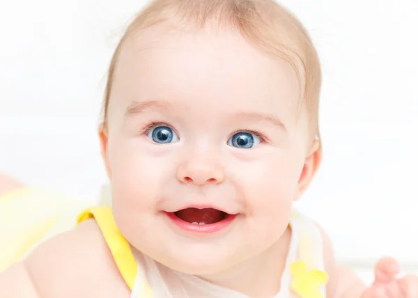 Χαριτωμένο χαμογελαστό κοριτσάκι απομονωθεί σε λευκό — Φωτογραφία Αρχείου