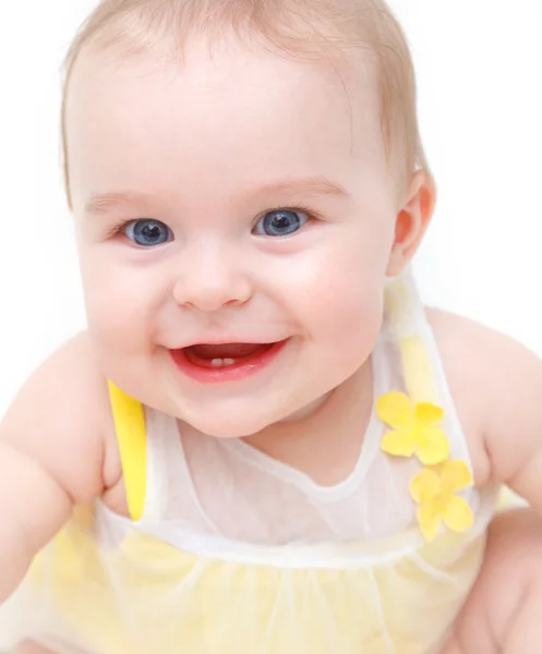 Gülen sevimli bebek kız üzerinde beyaz izole — Stok fotoğraf