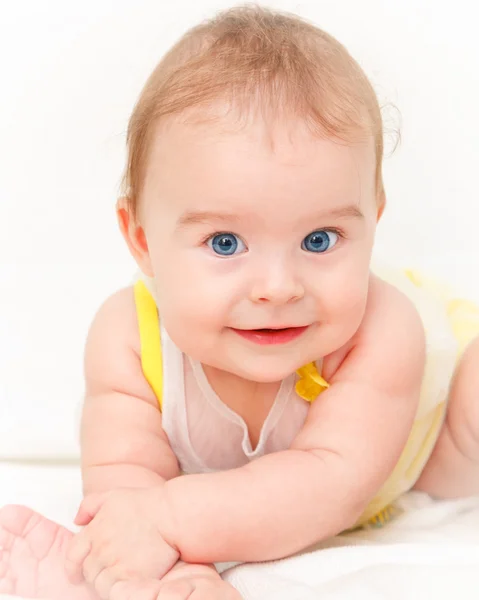 Sevimli gülümseyen bebek kız üzerinde beyaz izole — Stok fotoğraf