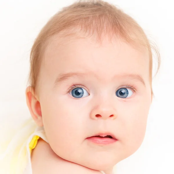 Beyaz izole kız bebek portresi — Stok fotoğraf