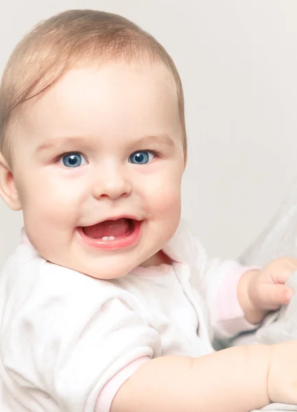 Sevimli gülümseyen kız bebek — Stok fotoğraf