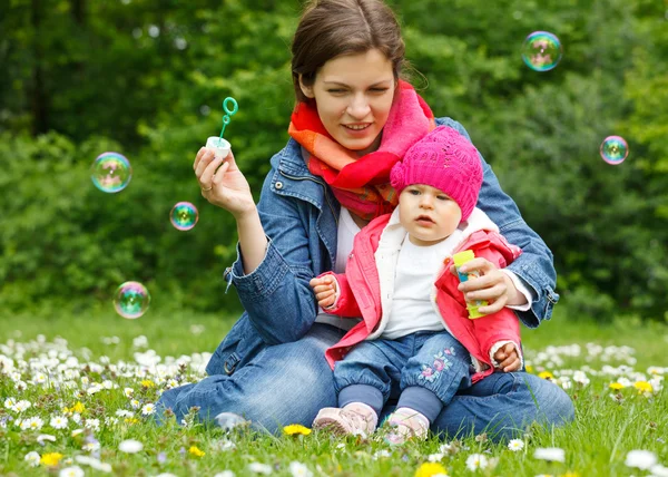 Mother with baby playing in the park — Stock Photo, Image