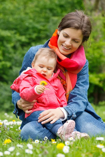 Mother with baby playing in the park — Stock Photo, Image