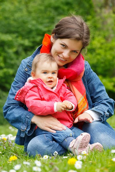 Mutter mit Baby spielt im Park — Stockfoto