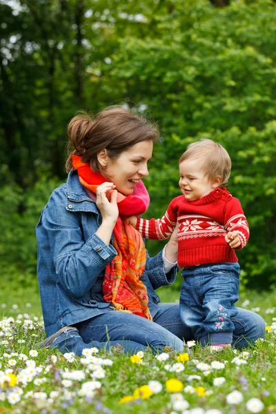 Parkta oynayan bebek ile anne — Stok fotoğraf