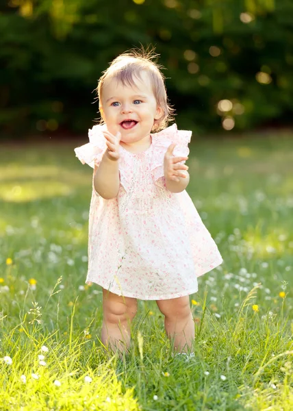 Küçük kız bir çayırda — Stok fotoğraf