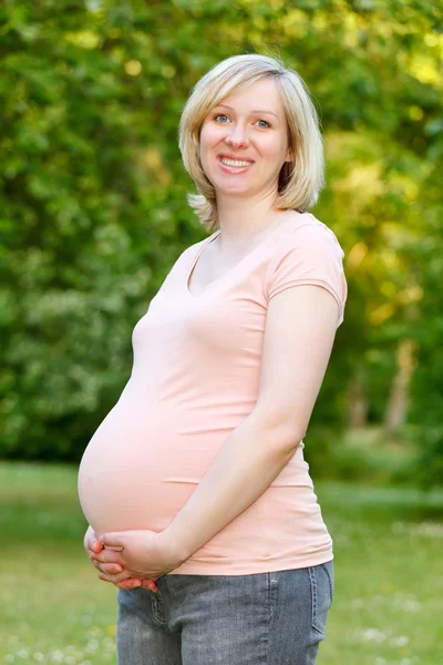 Έγκυος γυναίκα αναπαύεται στο πάρκο — Φωτογραφία Αρχείου