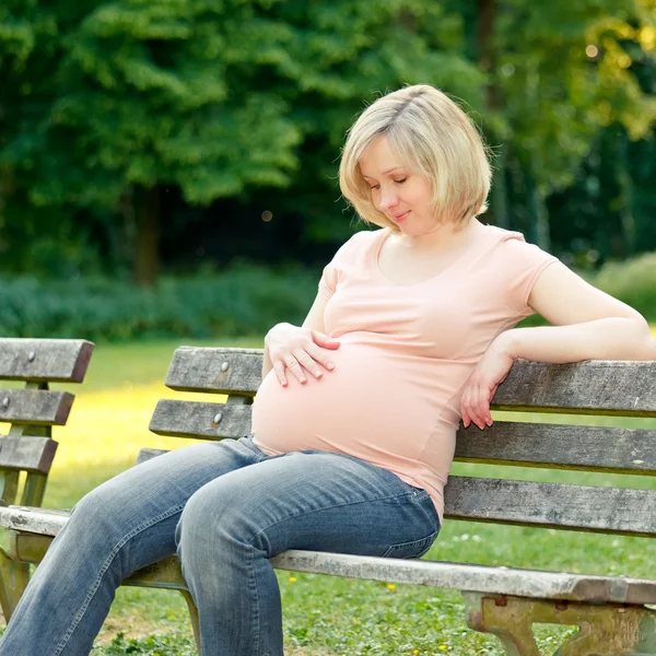 Femme enceinte se reposant dans le parc — Photo