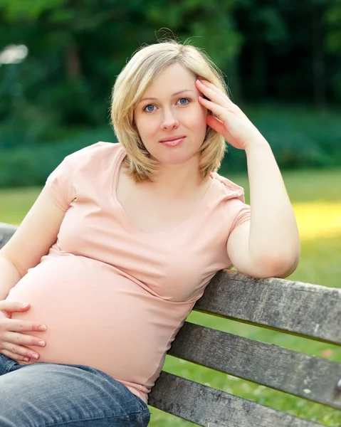 Hamile kadın parkta dinleniyor. — Stok fotoğraf