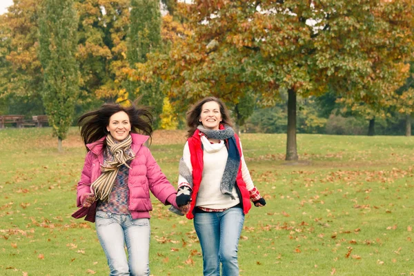 Twee mooie meisjes plezier in een park — Stockfoto