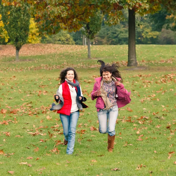 Две симпатичные девушки веселятся в парке — стоковое фото