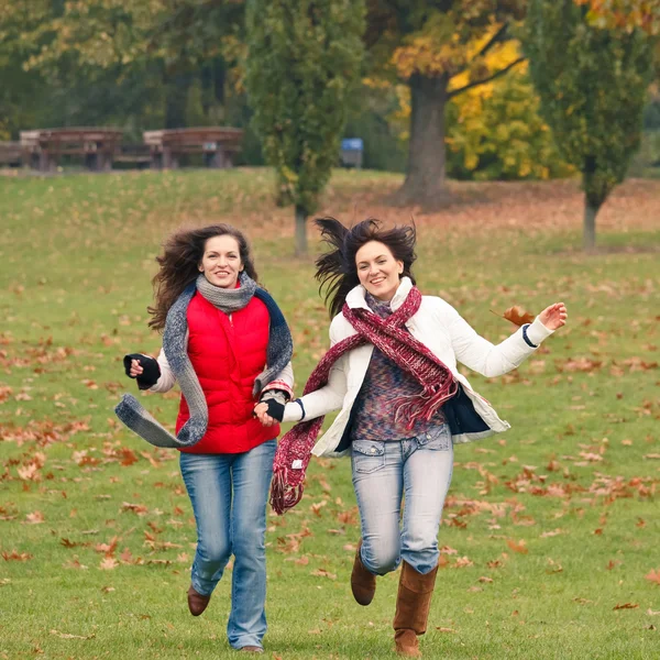 Duas meninas bonitas se divertindo em um parque — Fotografia de Stock