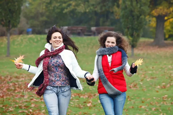 两个漂亮的女孩在公园开心 — 图库照片