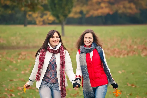 To pene jenter som har det gøy i en park – stockfoto