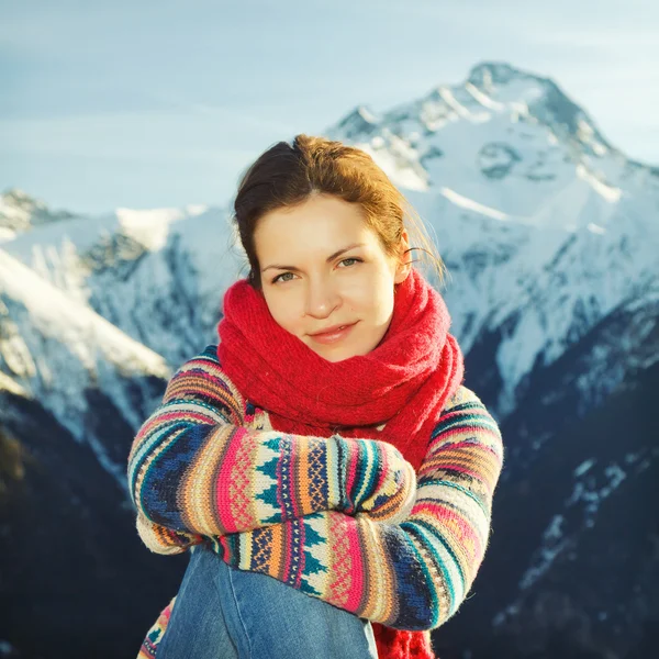 Menina atraente com montanhas no fundo — Fotografia de Stock