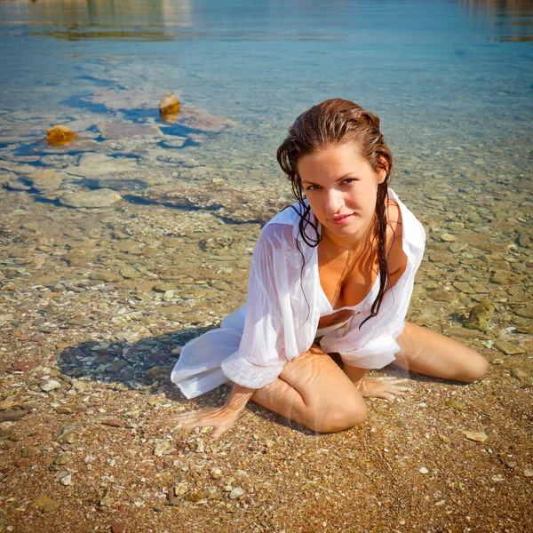 Beautiful young woman on beach — Stock Photo, Image