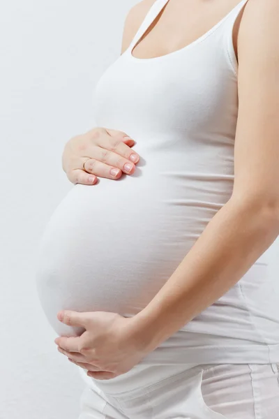 Беременная женщина трогает здесь живот. — стоковое фото