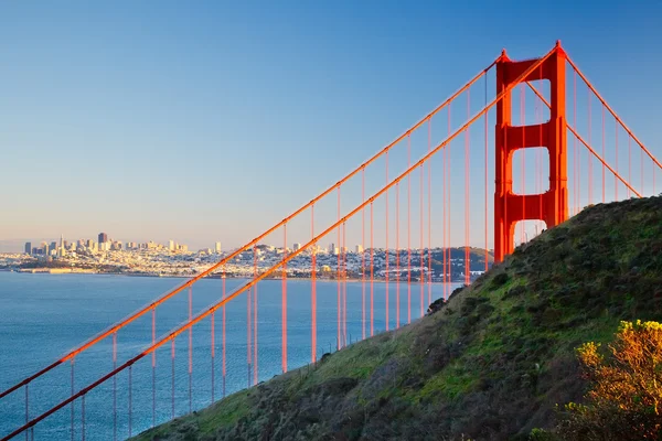 Golden Gate Bridge e la città di Sun Francisco — Foto Stock