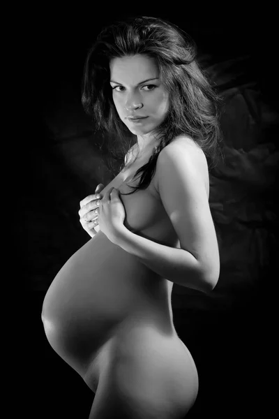 Imagen en blanco y negro de una hermosa mujer embarazada —  Fotos de Stock