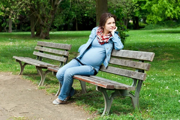 Bella donna incinta nel parco — Foto Stock