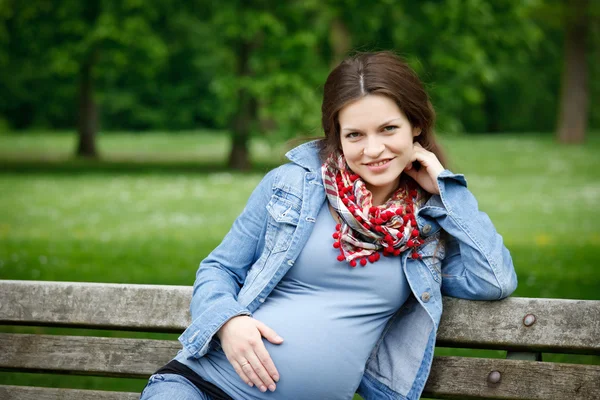 Belle femme enceinte dans le parc — Photo