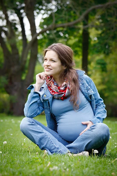 美丽的孕妇在公园 — 图库照片
