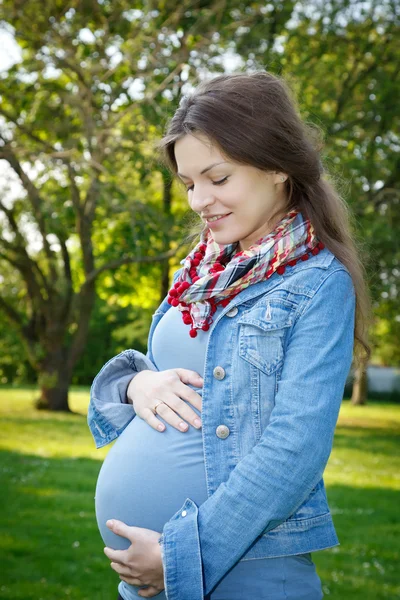 Parkta güzel bir hamile kadın — Stok fotoğraf
