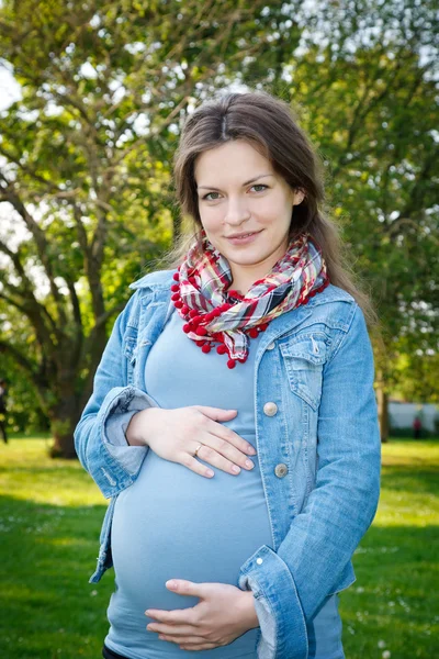 Zwangere vrouw in het park — Stockfoto