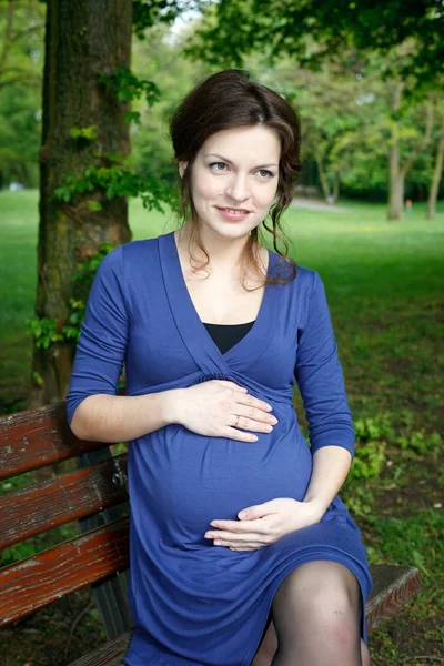 Beautiful pregnant woman in the park — Stock Photo, Image