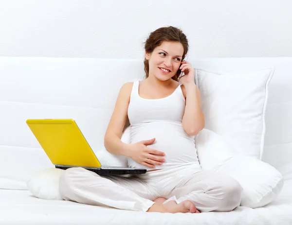 Giovane donna incinta che parla al telefono — Foto Stock