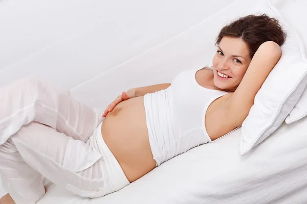 Schwangere entspannt auf Sofa — Stockfoto